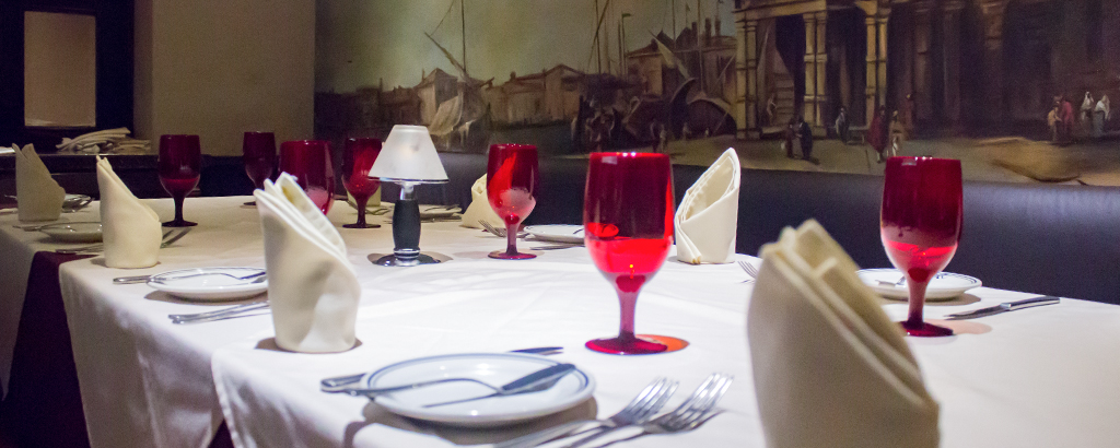 arrrglo de mesa en restaurante marco polo con un fresco veneciano de fondo