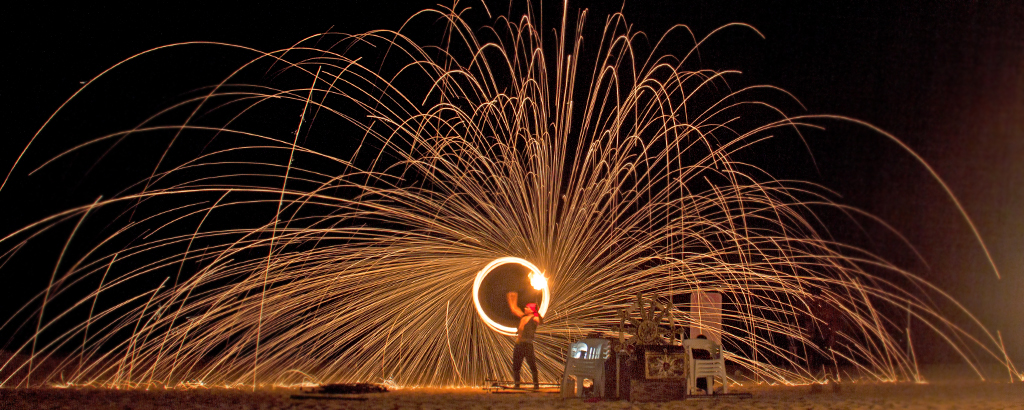 espectaculo nocturno con luz y sonido en la playa de los cabos