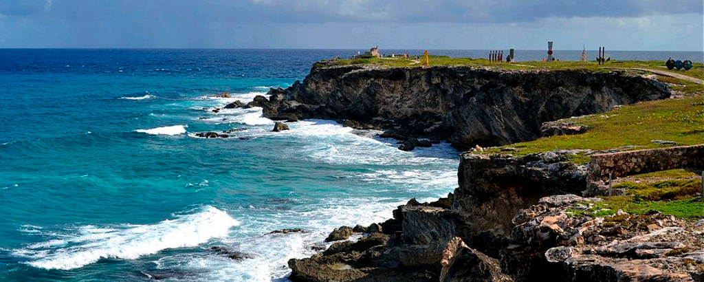 vista del museo escultural al aire libre en isla mujeres